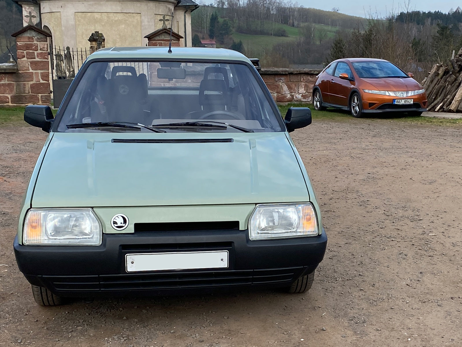Škoda Favorit v popředí a Honda Civic 8g za ní