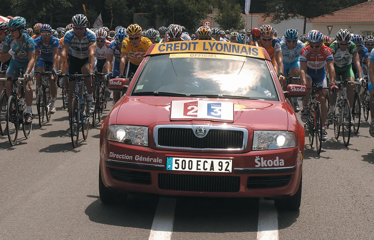 Škoda Superb v čele Tour de France