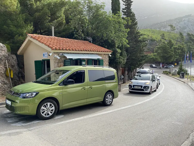 Volkswagen Caddy Maxi Life 5. generace, modelový rok 2024, zelená metalíza Golden