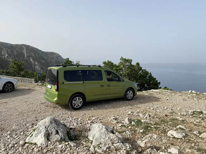 Volkswagen Caddy Maxi Life 5. generace, modelový rok 2024, zelená metalíza Golden