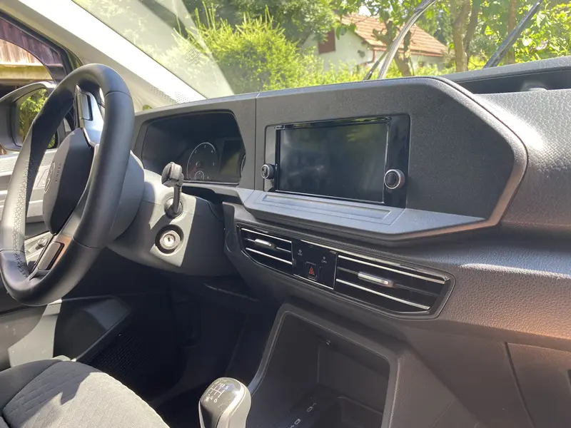 Černý interiér Volkswagenu Caddy Maxi Life 5. generace, modelový rok 2024, potahová látka Trialog