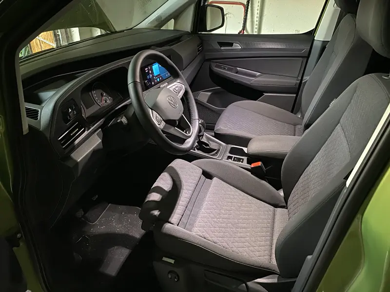 Černý interiér Volkswagenu Caddy Maxi Life 5. generace, modelový rok 2024, potahová látka Trialog