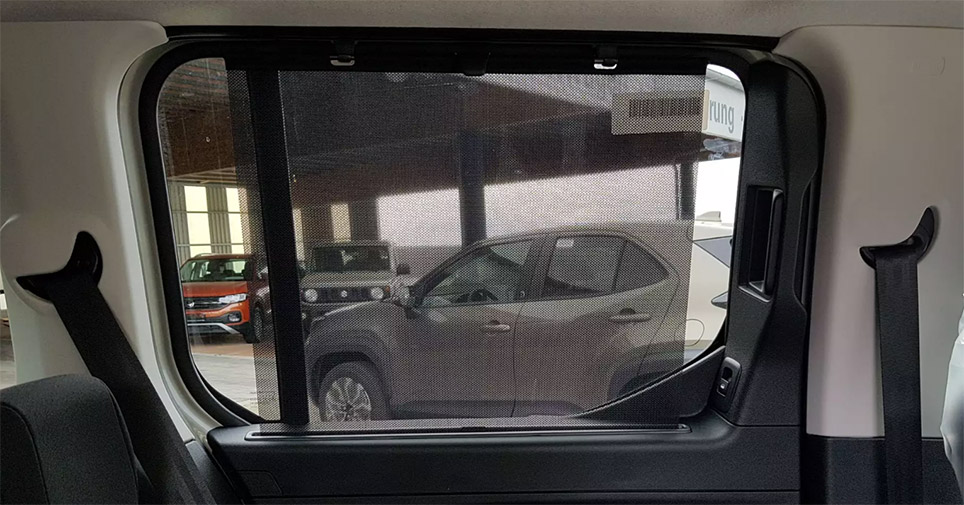 Roleta proti slunci ve dveřích Toyoty PROACE City Verso
