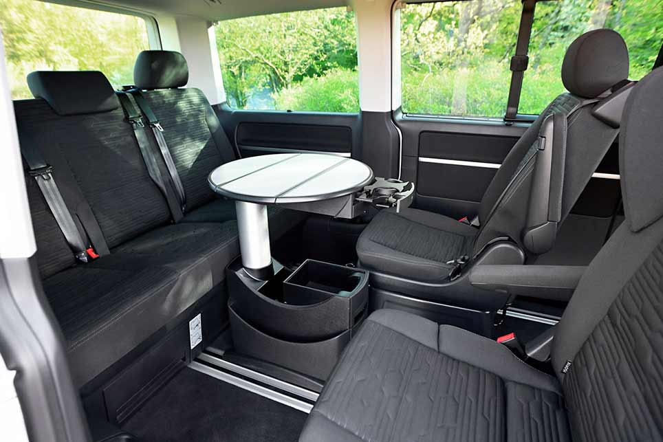 Volkswagen Multivan 6.1 - otočená sedadla ve druhé řadě