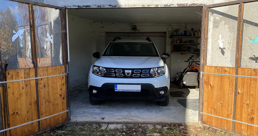 Dacia Duster zaparkovaná v garáži