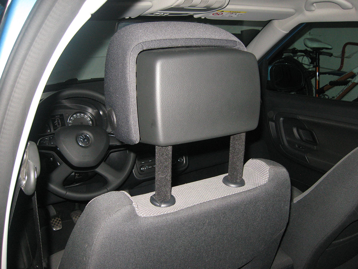 Hlavová opěrka z VW Passat ve Škodě Roomster - zadní pohled